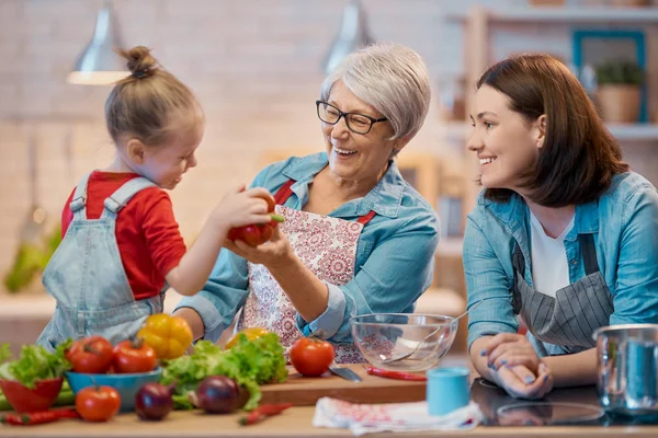 Comida casera y poco ayudante — Foto de Stock