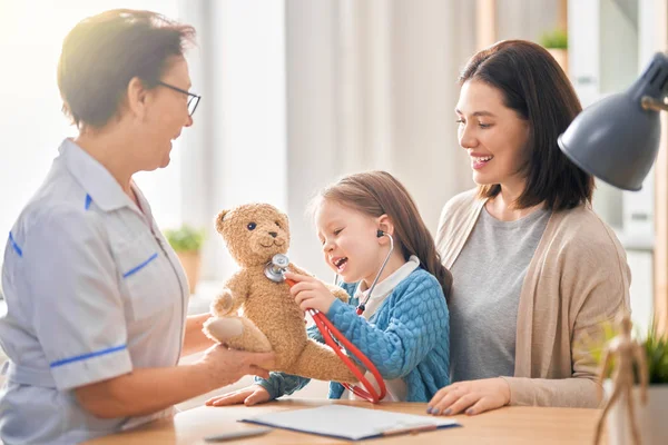 Bambino ad un appuntamento dal medico — Foto Stock