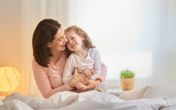 Ragazza e sua madre godono di mattina di sole — Foto Stock