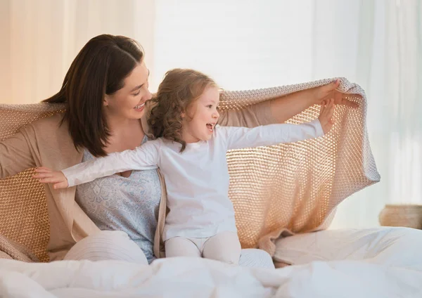 少女と彼女の母親は、日当たりの良い朝をお楽しみください。 — ストック写真