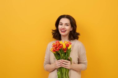 Sarı çiçekli kadın