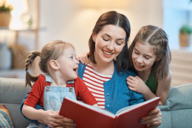 Anne kızları için bir kitap okuma