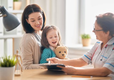 Doktor randevusundaki çocuk