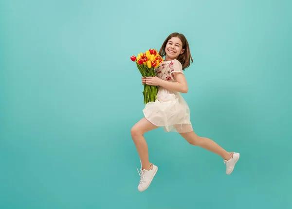 Mädchen mit einem Strauß Tulpen — Stockfoto