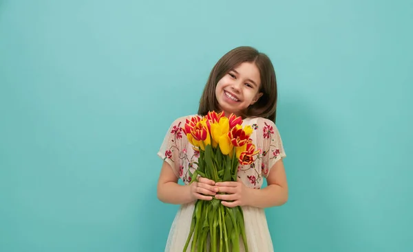 Flicka med en bukett tulpaner — Stockfoto
