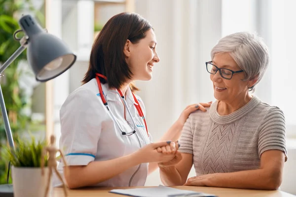 Patient hört Arzt zu — Stockfoto