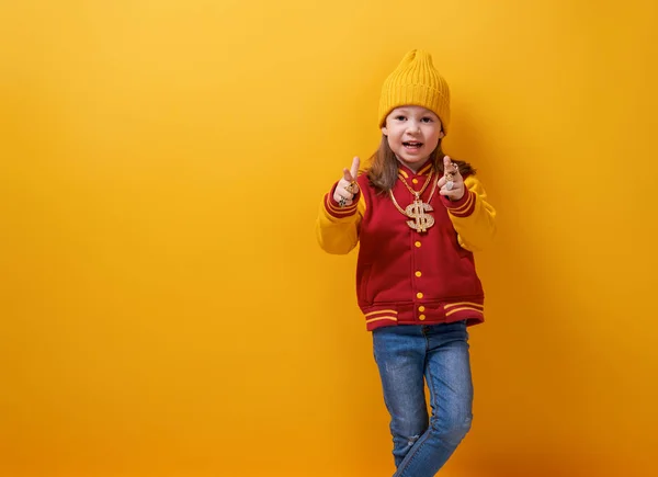 Kind op heldere kleur achtergrond. — Stockfoto