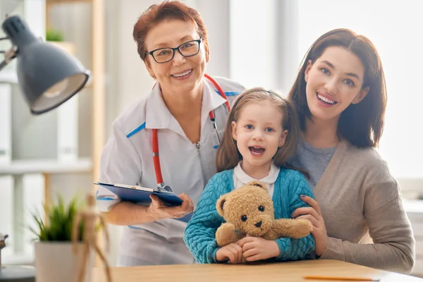Child at a doctor's appointment — Stock Photo, Image