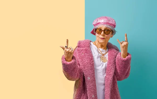 Старша жінка на кольоровому фоні — стокове фото