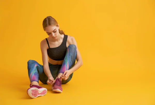 Ragazza sta facendo jogging — Foto Stock