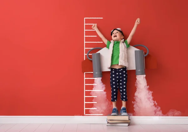 Niño está jugando superhéroe —  Fotos de Stock