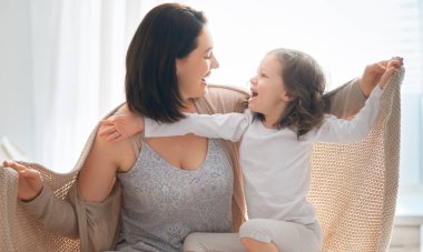 kız ve annesi güneşli sabah keyfini çıkarın
