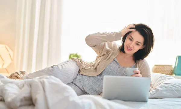 Mulher trabalhando em um laptop — Fotografia de Stock