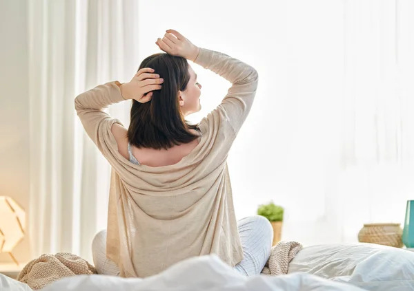 Frau genießt sonnigen Morgen — Stockfoto