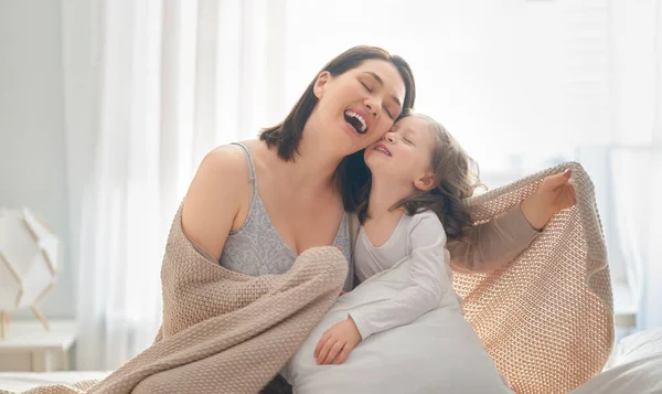 Menina e sua mãe desfrutar de manhã ensolarada — Fotografia de Stock