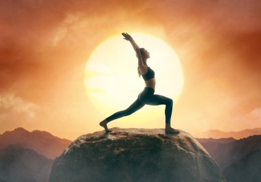 Kadın yoga uygulamak