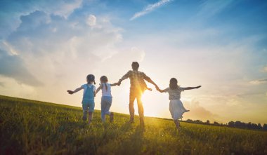 Mutlu aile yaz yürüyüşü