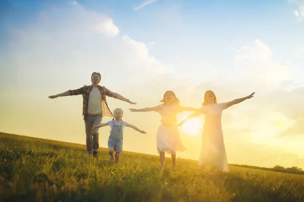 Lycklig familj på sommarpromenad — Stockfoto