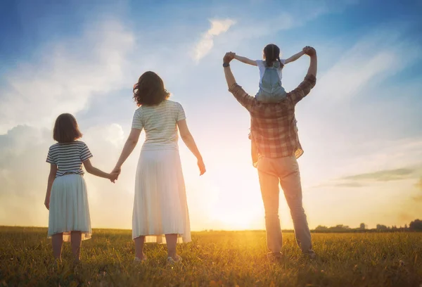 Gelukkige familie op zomerwandeling — Stockfoto