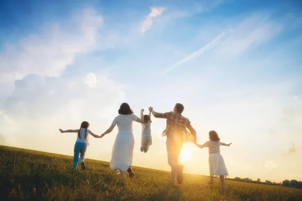 Glückliche Familie auf Sommerwanderung — Stockfoto