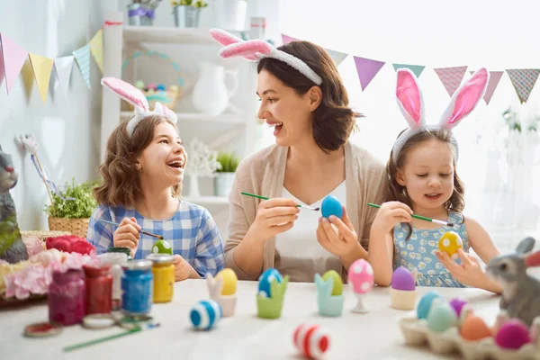 Familia preparándose para Pascua — Foto de Stock