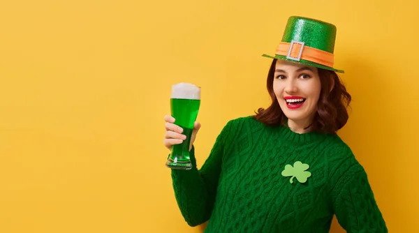 Mujer en sombrero de duende —  Fotos de Stock