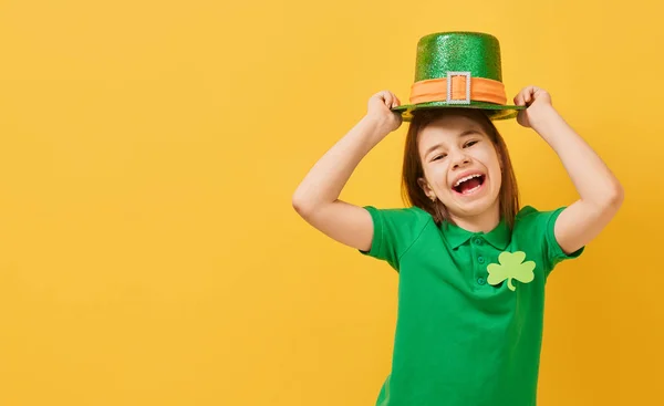 Fille dans leprechaun chapeau — Photo