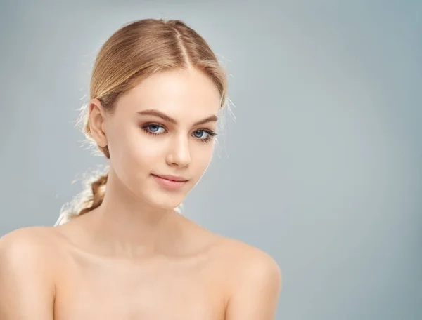 Retrato de mujer joven — Foto de Stock