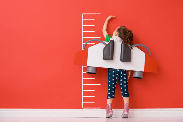 ребенок играет супергероя
