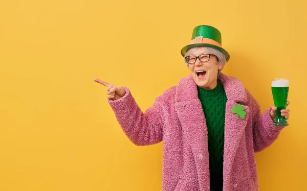 Donna in cappello leprecauno — Foto Stock