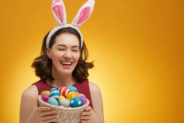 Mutlu Paskalyalar Sarı Arka Planda Renkli Yumurtaları Olan Genç Bir — Stok fotoğraf