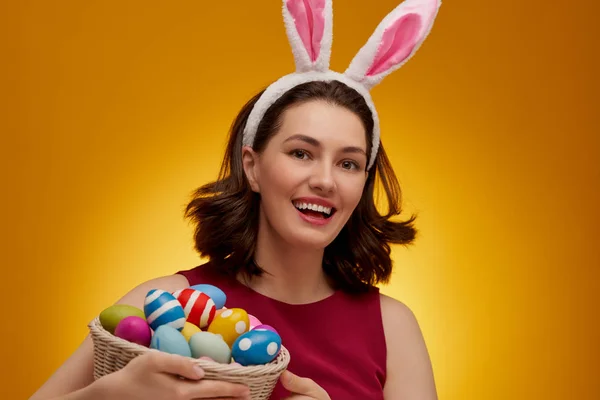 Mutlu Paskalyalar Sarı Arka Planda Renkli Yumurtaları Olan Genç Bir — Stok fotoğraf