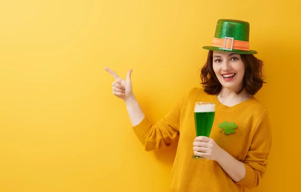 Joven Con Sombrero Duende Para Día San Patricio —  Fotos de Stock