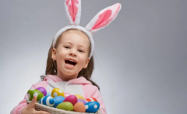 Criança Bonita Usando Orelhas Coelho Dia Páscoa Menina Com Ovos — Fotografia de Stock