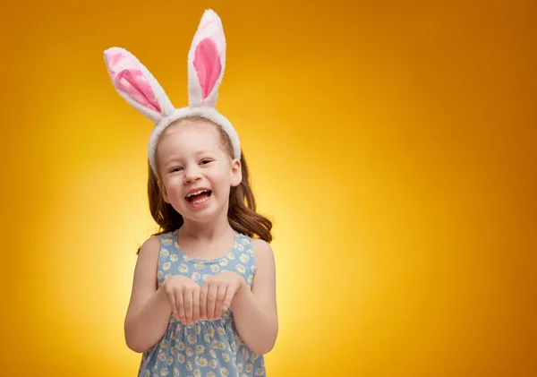 Niedliches Kleines Kind Mit Hasenohren Ostertag Mädchen Auf Gelbem Hintergrund — Stockfoto