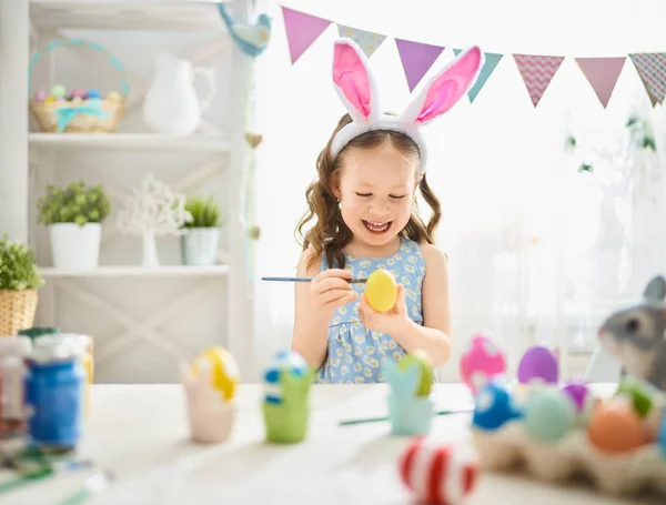 Linda Criança Pintando Ovos Família Feliz Preparando Para Páscoa Menina — Fotografia de Stock