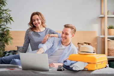 Bir maceraya git! Mutlu çift yolculuk için hazırlanıyor. Gençler bavul seyahat için ambalaj.                               