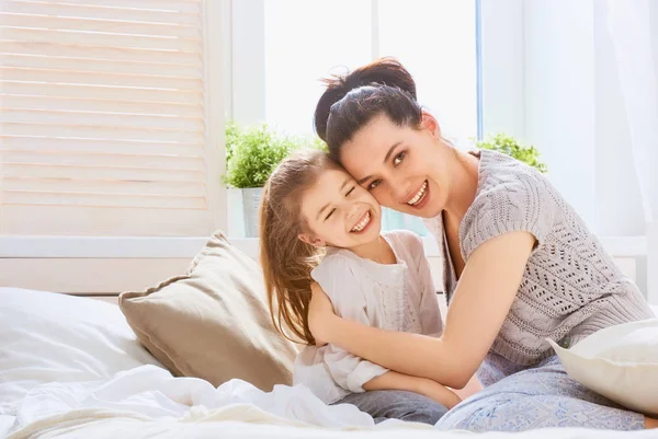 Ein Nettes Mädchen Und Ihre Mutter Genießen Den Sonnigen Morgen — Stockfoto