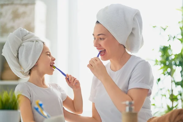 Família Feliz Mãe Filha Criança Menina Estão Escovando Escovas Dentes — Fotografia de Stock