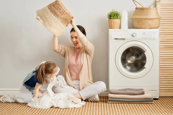 Όμορφη Νεαρή Γυναίκα Και Παιδί Κορίτσι Μικρή Βοηθός Έχουν Διασκέδαση — Φωτογραφία Αρχείου