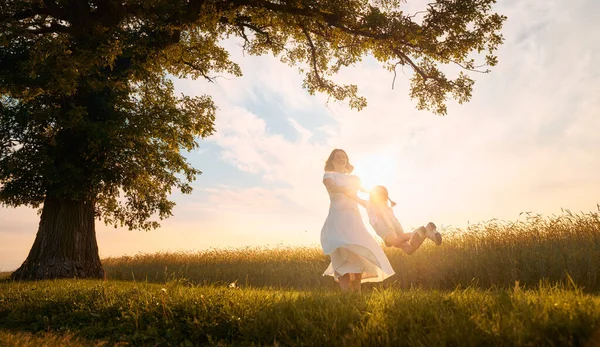 夏の散歩で幸せな家族 公園を歩いている母と娘 そして美しい自然を楽しむ — ストック写真
