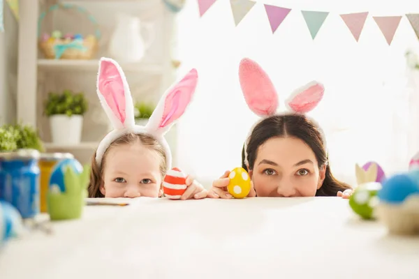 Feliz Pascua Una Madre Hija Pintando Huevos Pascua Familia Feliz — Foto de Stock