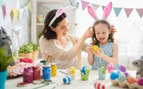 Feliz Pascua Una Madre Hija Pintando Huevos Pascua Familia Feliz — Foto de Stock