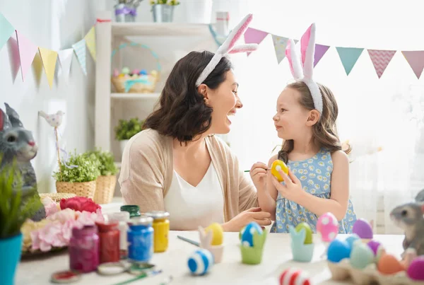 Happy Easter Mother Her Daughter Painting Easter Eggs Happy Family — Stock Photo, Image