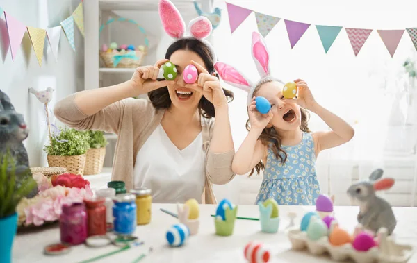 Frohe Ostern Eine Mutter Und Ihre Tochter Bemalen Ostereier Glückliche — Stockfoto