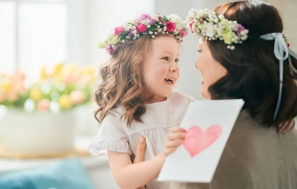 Szczęśliwego Dnia Matki Dziecko Gratuluje Mamie Mama Córka Uśmiechają Się — Zdjęcie stockowe