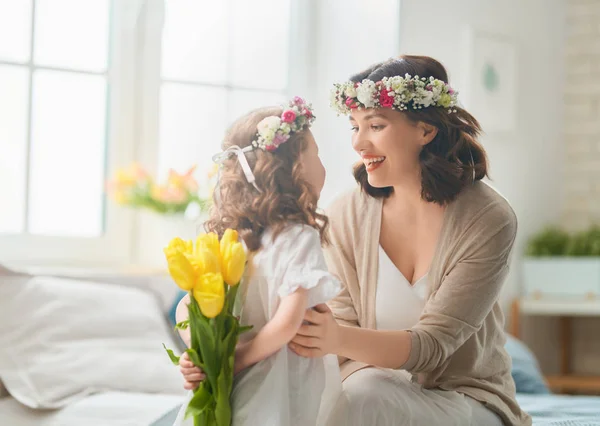 母亲节快乐 孩子们祝贺妈妈 妈妈和女儿笑着拥抱着 家庭假日和团聚 — 图库照片