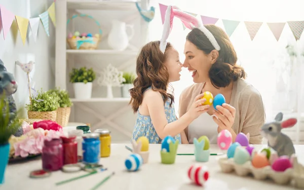 Veselé Velikonoce Matka Její Dcera Malování Kraslic Šťastná Rodina Příprava — Stock fotografie