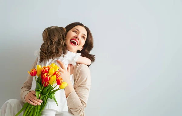 Feliz Día Las Mujeres Niño Felicita Mamá Tulipanes Flores Amarillas —  Fotos de Stock