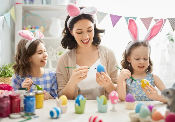 Felices Vacaciones Una Madre Sus Hijas Están Pintando Huevos Familia — Foto de Stock